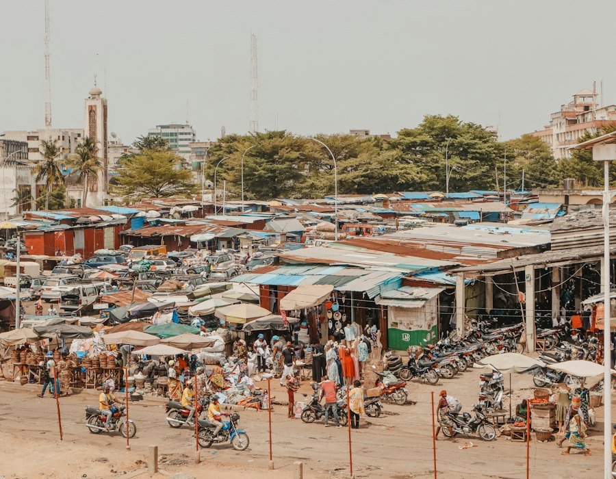 Marché animé vu d'en haut